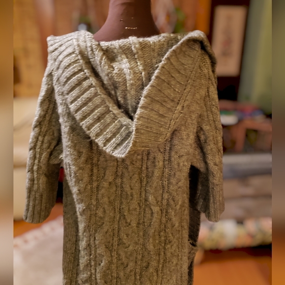 Abercrombie & Fitch pewter cable knit duster w short sleeves and hood. Medium - Picture 9 of 13
